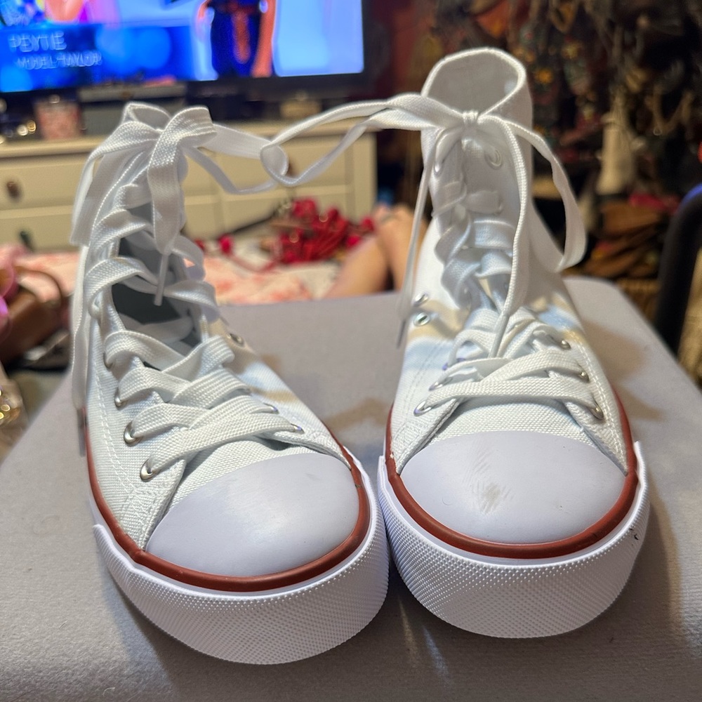 A Converse knockoff.  Size 8.  Never been worn